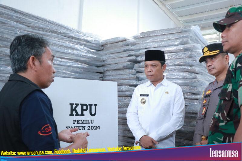 Pj) Wali Kota Pekanbaru Muflihun bersama Forum Koordinasi Pimpinan Daerah (Forkopimda) meninjau kesiapan gudang logistik Komisi Pemilihan Umum (KPU) di Jalan Kaharuddin Nasution