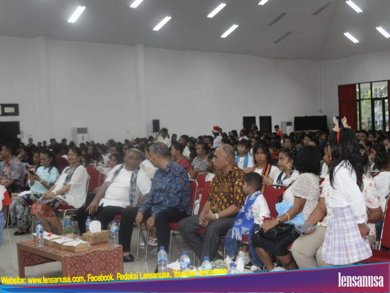 Photo : Bupati Sumba Timur, Drs Khristofel Praing MSi Saat Saat Menghadiri Acara Natal Gabungan Taman Baca Literasi Anak Sumba di Gedung MPL Pdt Happu Mbay Payeti Waingapu Sumba Timur, Jumat (15/12)