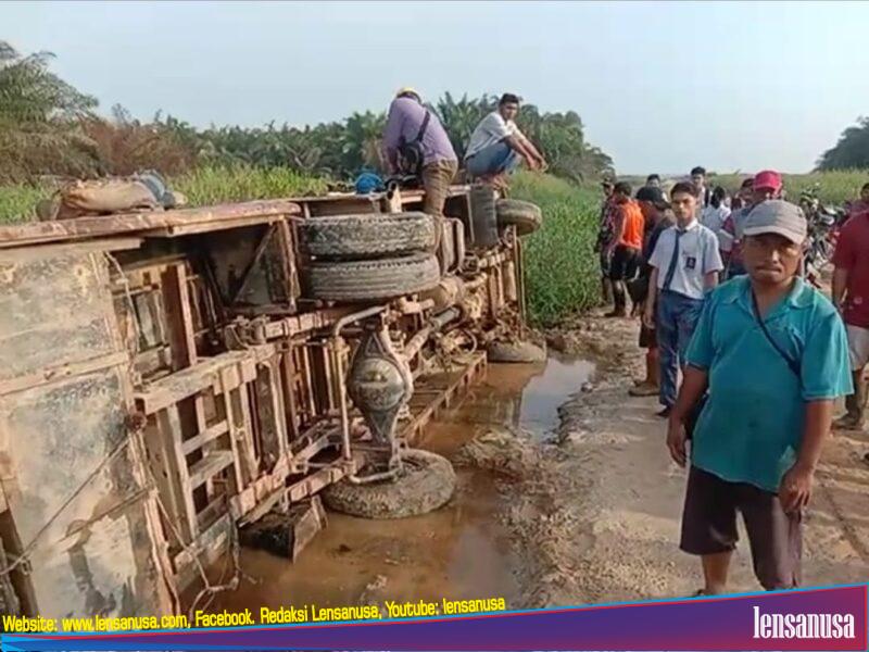 Foto : Unit Bus Sekolah Terbalik di Komplek Perkebunan PT ADEI Pelalawan, Selasa (26/3).