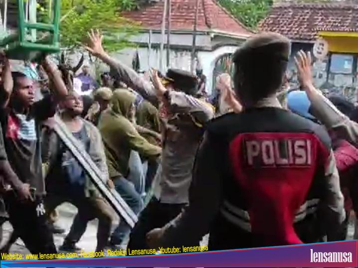 Massa aksi bentrok dengan aparat kepolisian