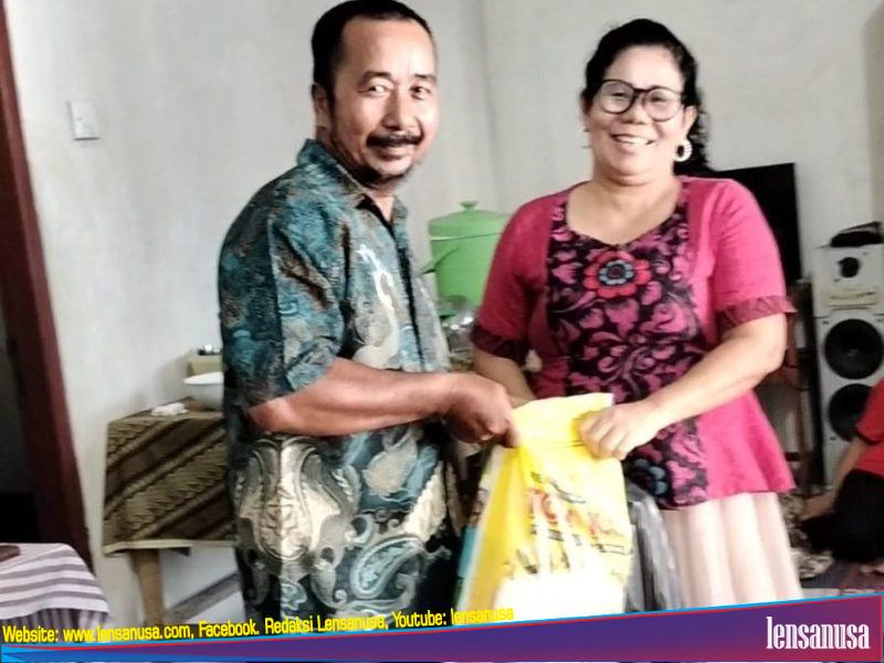 Foto : David Leo Lase selaku Sekretaris Kanita saat Menyerahkan Bantuan Terdampak Banjir, Br Siahaan (9/3).