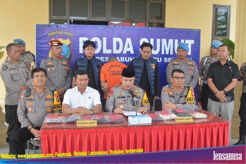 Foto : Kapolres Labusel, AKBP Aditya SP Sembiring didampingi Kasat Reskrim, AKP Endang R Ginting merilis pengungkapan kasus pembunuhan wanita terkubur, Jumat (4/4/2025)