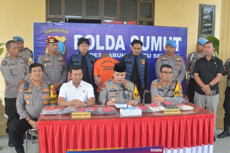 Foto : Kapolres Labusel, AKBP Aditya SP Sembiring didampingi Kasat Reskrim, AKP Endang R Ginting merilis pengungkapan kasus pembunuhan wanita terkubur, Jumat (4/4/2025)