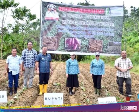 Ketua TP PKK Ny , Militina Sokhiatulo Laia, dan Bupati Sokhiatulo Laia Saat Membuka Lahan Pertanian di Desa  Mondrowe, Kamis (17/04/2025).
