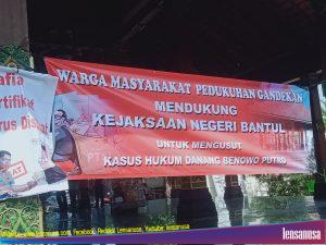 Warga bentangkan spanduk protes terhadap dukuh gandekan