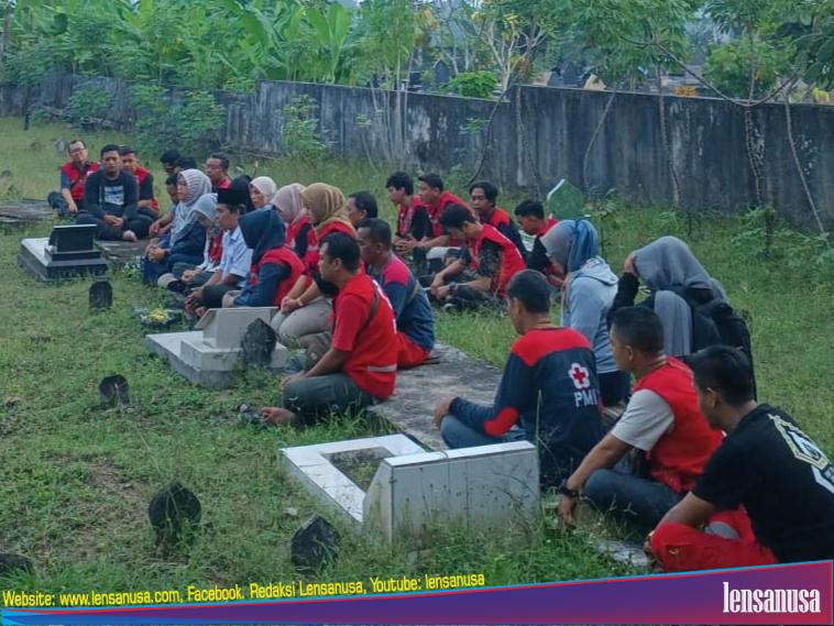 Sukarelawan PMI Bantul Ziarah makam korban gempa bumi 2006 yang belum diketahui identitasnya