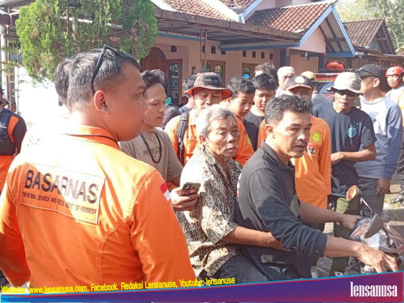 Korban Widodo Tukiyo (baju batik) diketemukan oleh tim SAR gabungan dengan selamat.