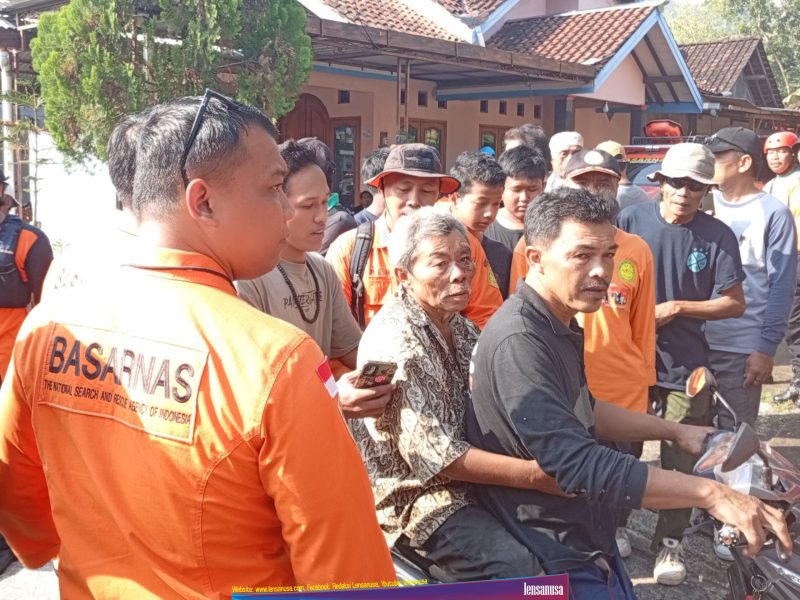 Korban Widodo Tukiyo (baju batik) diketemukan oleh tim SAR gabungan dengan selamat.