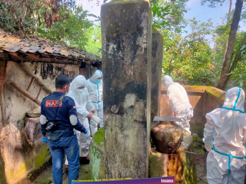 Jenasah korban di evakuasi oleh tim ambulan PMI Kapanewon Sedayu.