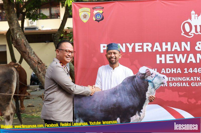 Wakapolda DIY secara simbolis menyerahkan bantuan hewan qurban kepada perwakilan masyarakat. (Foto/Dok. Bidhumas.Polda DIY.)