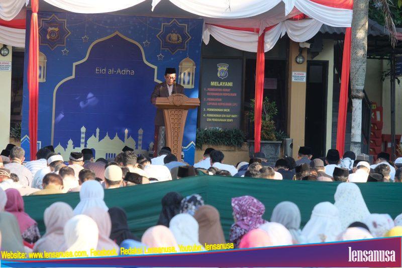 Imam dan Khotib Prof. Dr. H. Dudung Abdurrahman, dalam pelaksanaan sholat Idul adha di Mapolda DIY.