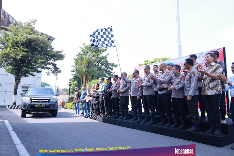 Mobil pengangkut bingkisan sembako di startkan dari mapolda DIY (Foto/Dok.Bidhumas Polda DIY)