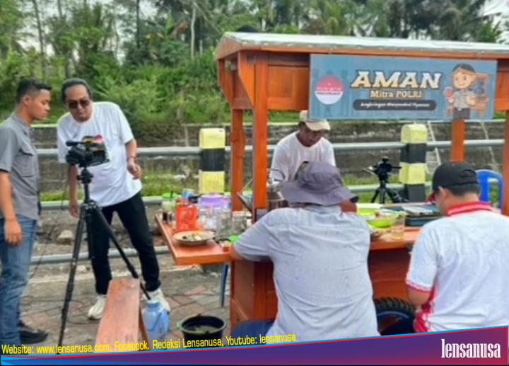 Ketua komisi A DPRD Sleman Yani Fathur Rahman saat ngobrol menjaring aspirasi suara masyarakat di angkringan Aman Mitra Polri disela acara grand Launcing Dewi Saka
