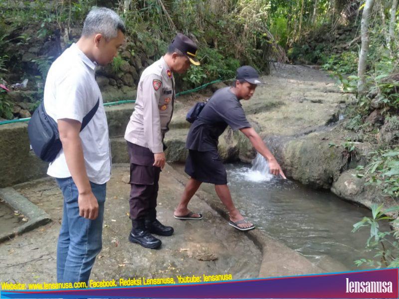 Petugas Kepolisian menunjukan lokasi kejadian tenggelamnya korban di sungai bendo.( Foto/Dok.Humas polres Bantul)