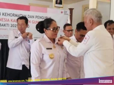 Ketua PMI DIY GBPH Prabukusumo menyematkan pin PMI kepada Bupati Gunungkidul.