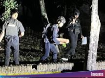 Petugas Tim Gegana Satbrimob Polda DIY mengevakuasi penemuan granat di lokasi lapangan volly