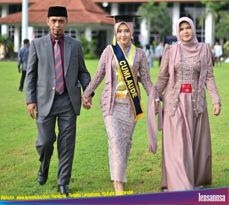 Salma Hanifah saat moment wisuda di apit oleh kedua orangtuanya.