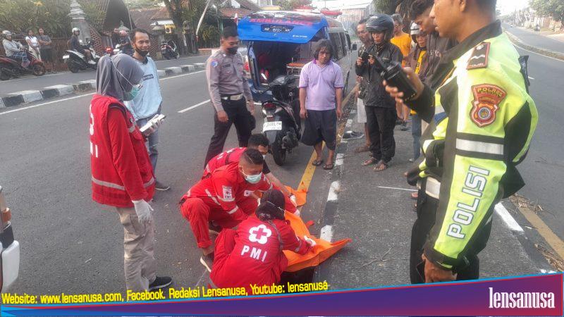Petugas PMI Bantul evakuasi Jenasah Korban ke RS P.Senopati