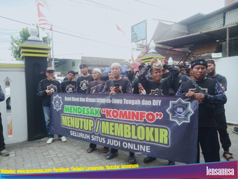 Ratusan Massa FJI datangi kantor BPSDMP Kominfo Yogyakarta.(Foto.Menchoyulianto).