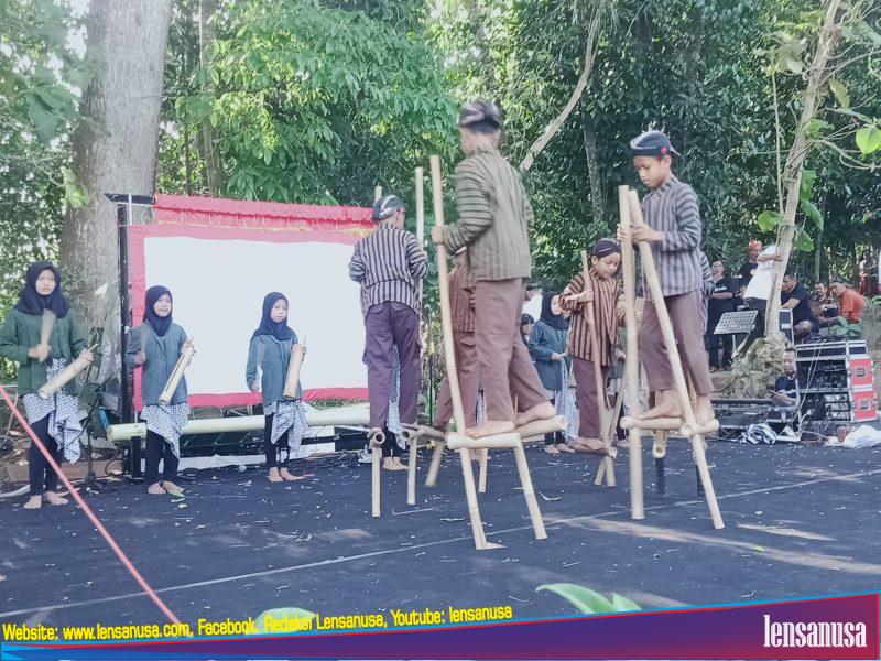 Tari Tradisional Egrang (Foto.Lensanusa)