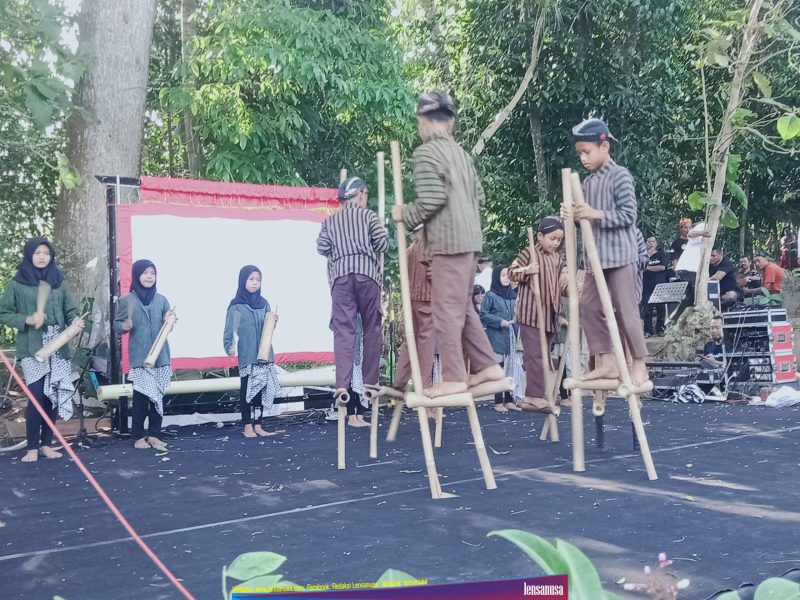 Tari Tradisional Egrang (Foto.Lensanusa)