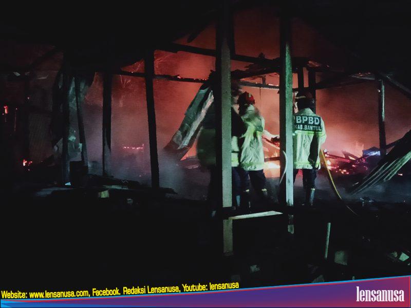 Petugas Damkar Bantul berjibaku di kobaran api (Foto.Lensanusa)