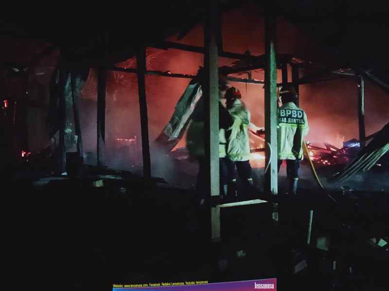 Petugas Damkar Bantul berjibaku di kobaran api (Foto.Lensanusa)