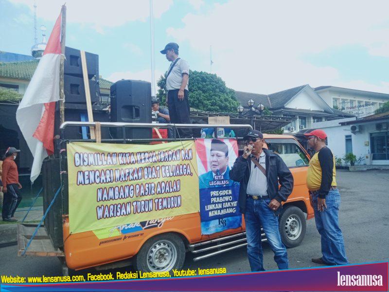 Aksi massa PPPS menyampaikan orasi di halaman kantor BBWSSO.