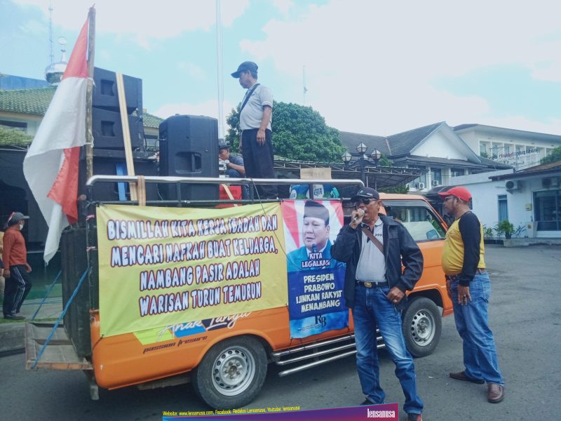 Aksi massa PPPS menyampaikan orasi di halaman kantor BBWSSO.