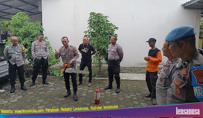 Kapolsek Piyungan berikan arahan dan Peragaan Alat Pemotong kepada anggotanya. (Foto.Humas Polres)