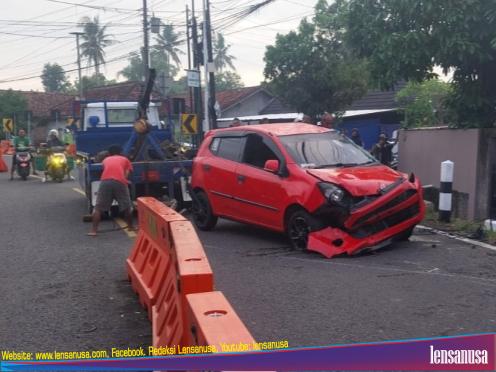 Mobil korban berhasil di evakuasi menggunakan Truk Derek (Foto Humas Polres)