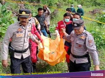 Petugas kepolisian bersama PMI Bantul evakuasi korban kedalam mobil ambulan (Foto Humas Polres Bantul).