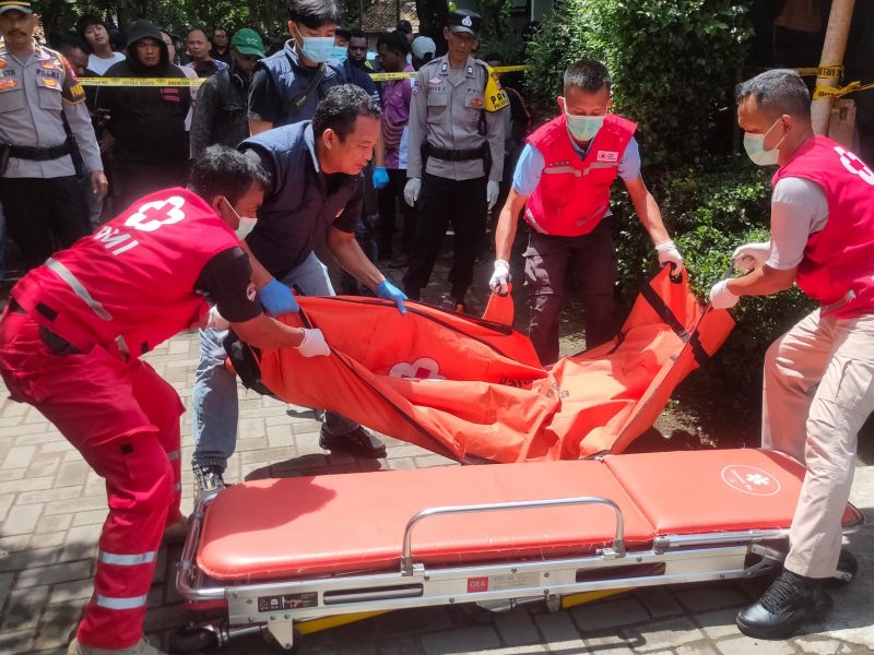 Petugas evakuasi jasad korban ke RS Bhayangkara Polda DIY (Foto/Dok.Humaspolres)
