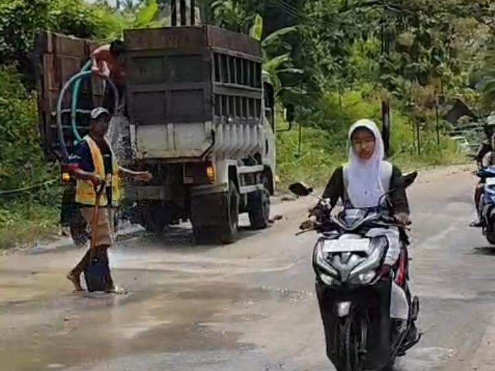 Pengelola kerahkan truk tangki air untuk pembersihan jalan.( Foto/Dok.Lensanusa)