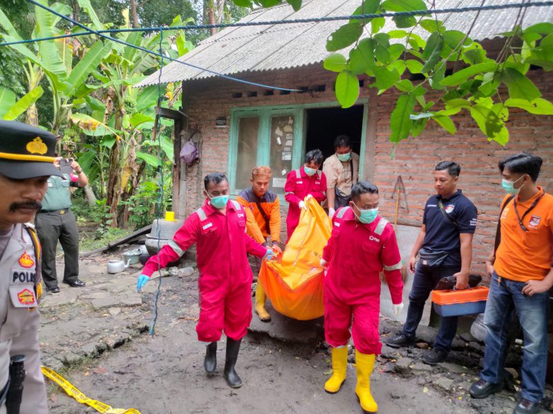 Petugas PMI Bantul mengevakuasi Jasad korban ke RS Bhayangkara (Foto/Ket .Posko PMI)
