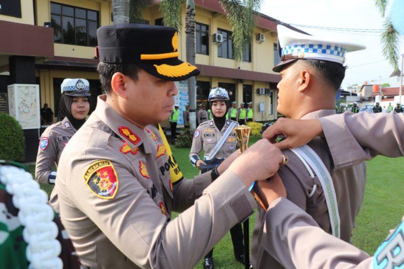 Kapolres Bantul secara simbolis sematkan pita tanda dimulainya OPS keselamatan Progo 2026 (Foto/Dok.Humaspolres)