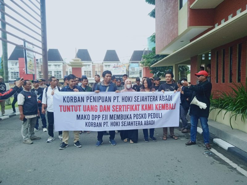Para korban bentangkan spanduk kecaman terhadap PT HOKI yang di duga melakukan penipuan bisnis properti ( Foto/Dok.Lensanusa)