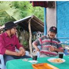 Silas Lulu (kanan) saat diwawancarai oleh Ikzed dari tim lensanusa.com (kiri) di rumah kebun miliknya, Selasa (10/2/2026), terkait perjalanan hidupnya pasca bebas bersyarat dari Lapas Kelas IIA Waingapu.