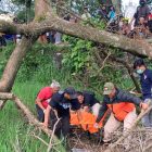 Petugas Inafis Polres Bantul evakuasi jasad korban bunuh diri. (Foto/Dok.Humaspolres)