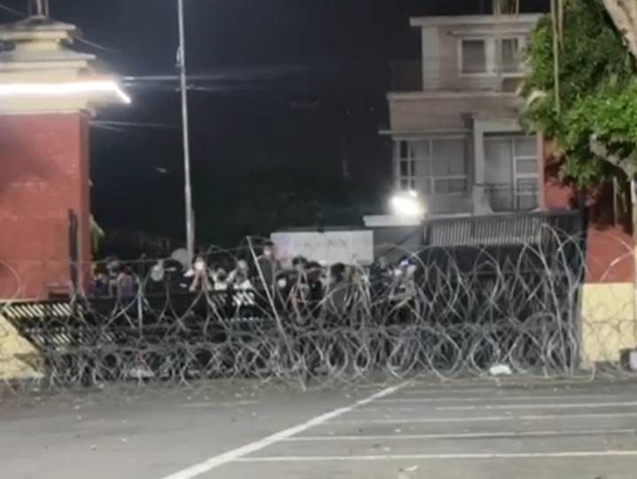 Massa Aksi merusak dan merobohkan Gerbang Pintu sisi Timur Mapolda DIY ( Foto.Istw)