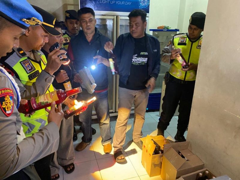 Polisi amankan barang bukti puluhan botol miras (Foto/Dok.Humaspolres)