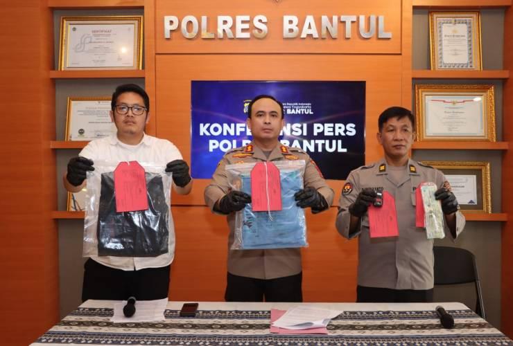 Kapolres Bantul didampingi Kasat Reskrim dan Kasi Humas menunjukan Alat Bukti (Foto/Dok.Humas polres)