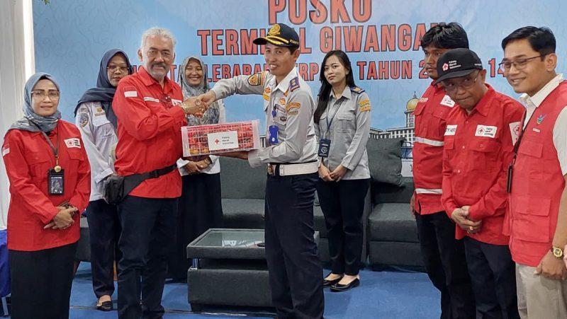 GBPH Prabukusumo Ketua PMI DIY Kunjungi Pos Siaga Lebaran Terminal Giwangan ( Foto/Dok.Infokom PMI)