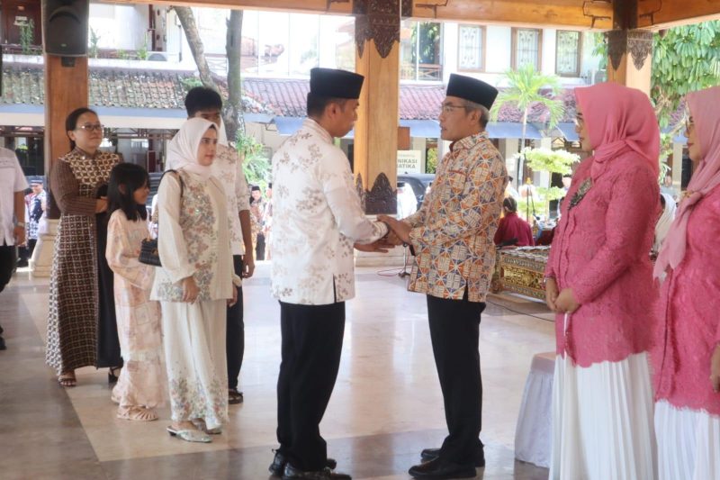 Dandim 0729/Bantul berjabat tangan dengan Bupati Bantul di acara Open House Halal bihalal.( Foto/Dok.Lensanusa.)