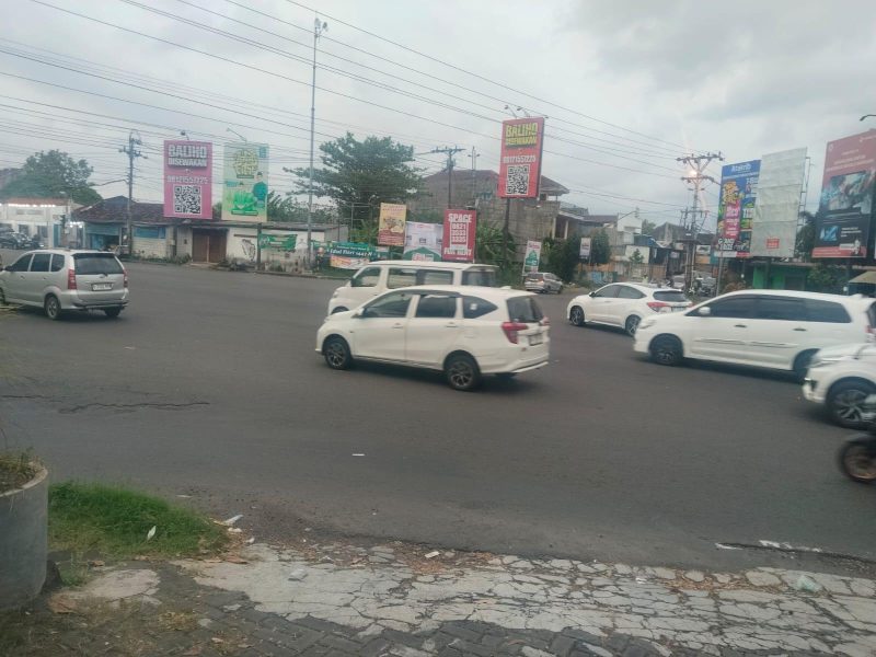 Arus kendaraan jalan nasional Ringroad Selatan simpang empat Druwo ramai lancar.. (Foto/Dok.Lensanusa)