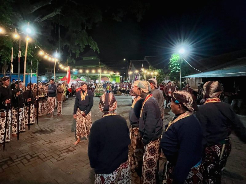 Para Abdi Dalem Keraton Kasultanan Ngayogyakarta Hadiningrat hadiri Garebeg Ketupat Deresan.(Foto.Lensanusa)