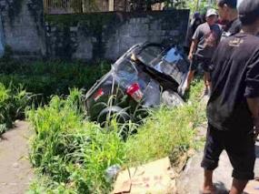 Mobil Terios Nyungsep di Sawah alami kecelakaan usai menabrak tembok. (Foto/Dok.Humaspolresbantul)