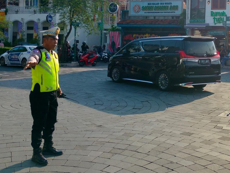 Alm Iptu Nur Alim saat melakukan pengaturan lalulintas di jalan abubakar ali Yogyakarta (Foto/Dok.Bidhumas Polda DIY)