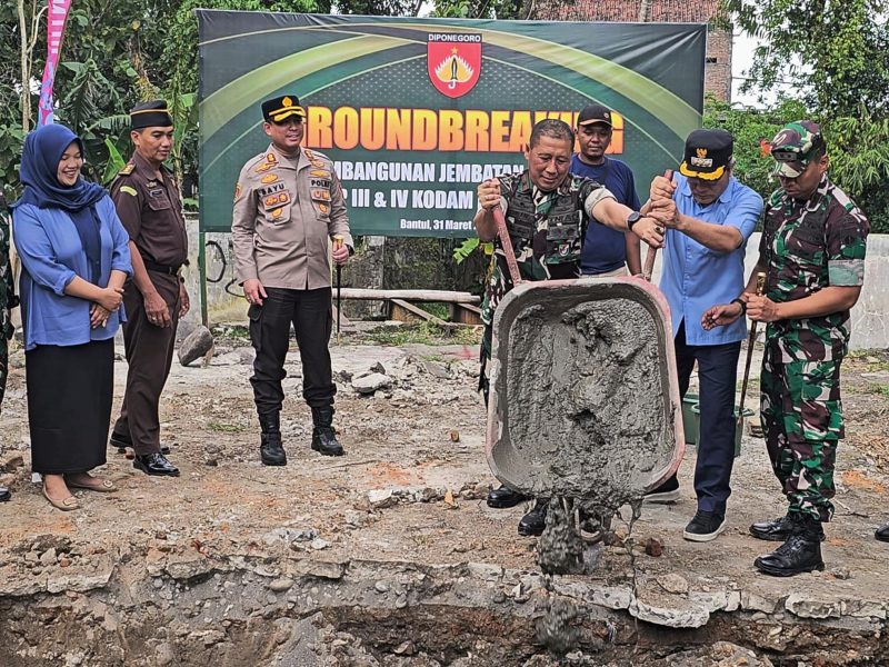 Danrem 072/Pmk di dampingi Bupati Bantul secara seremoni dimulainya kegiatan pembangunan jembatan Garuda (Foto/Dok .Lensanusa)
