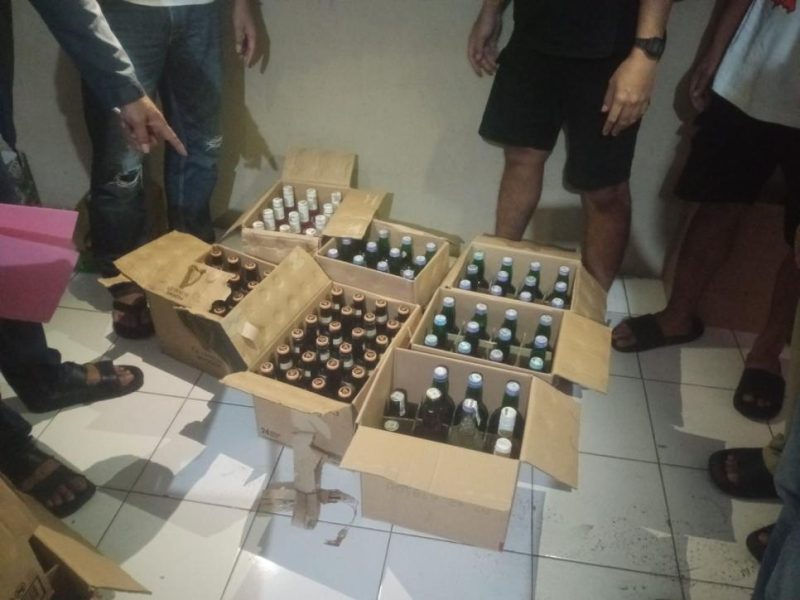 Polisi amankan barang bukti ratusan botol minuman keras berbagai merk (Foto/Dok Humaspolres)